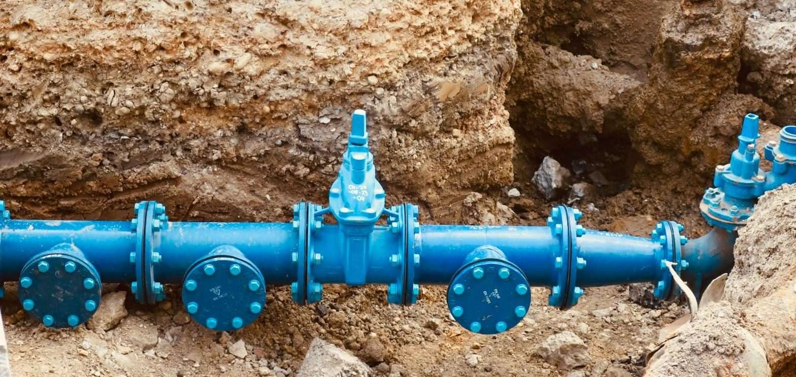 Saha uygulaması — ana su hattı, sürgülü vana ve flanş montajı